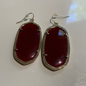 Kendra Scott Danielle gold drop earrings in maroon